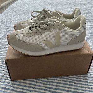 Like New! Veja Rio Branco - size 40/9